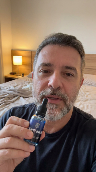 Homem de 52 anos usando Dominnus sublingual no quarto